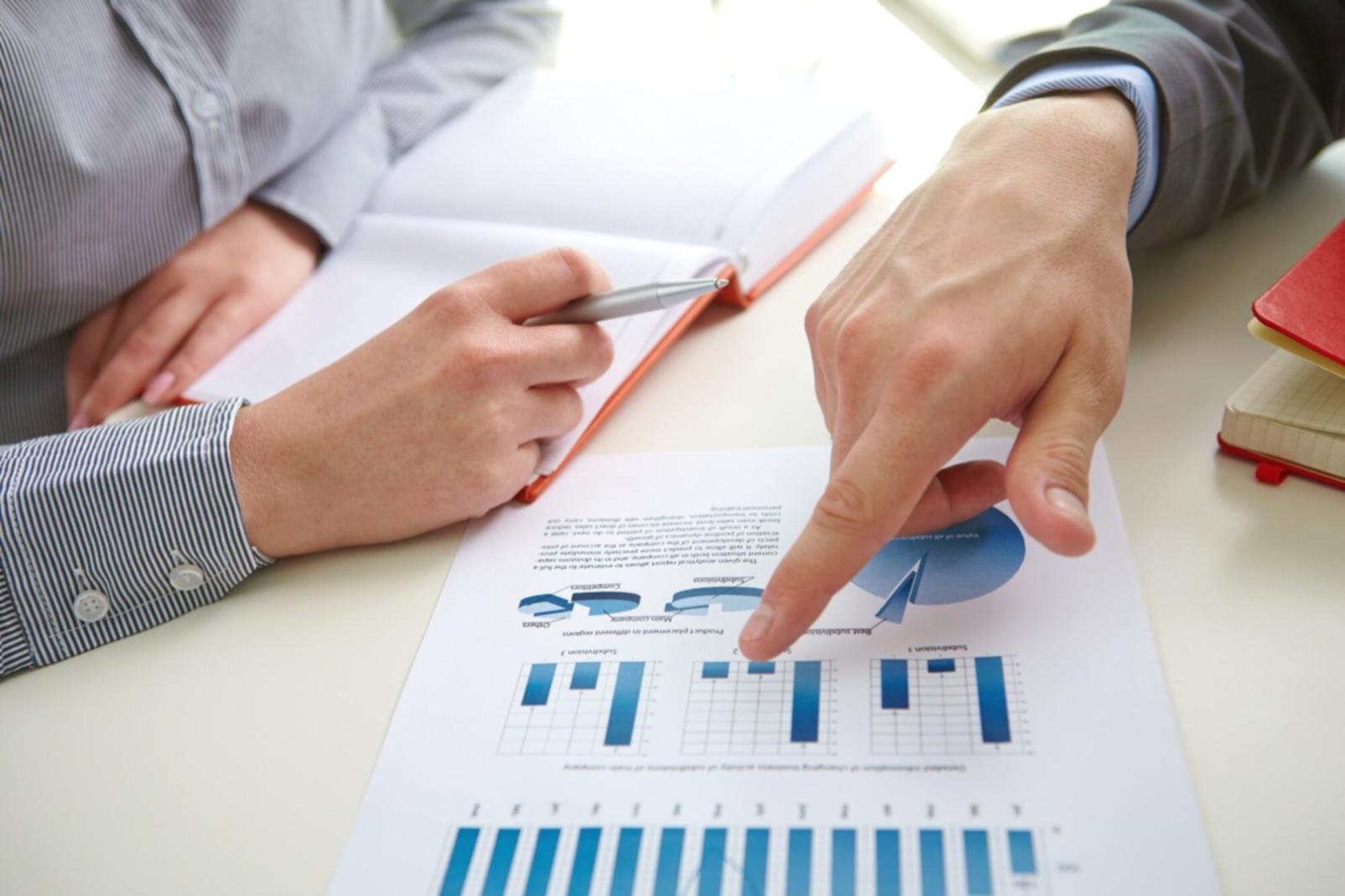 Estudiantes trabajando en planificación financiera